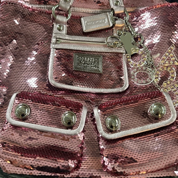 Coach Pink Shoulder Bag with Leather Straps and Gold Hardware - Picture 4 of 8